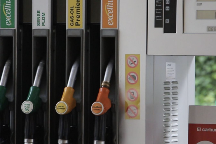 Sortidors de carburants en una gasolinera.