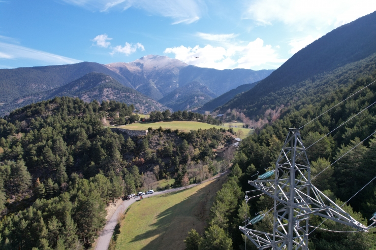 Els treballs de manteniment amb drons que està fent FEDA amb el suport d'una empresa especialitzada.