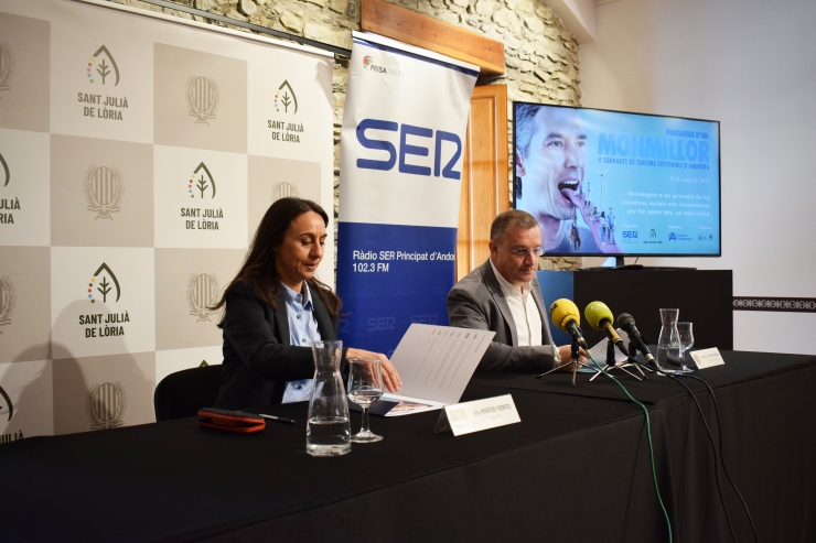 El cònsol major de Sant Julià de Lòria, Josep Majoral, i la directora de Cadena SER Andorra, Marisol Fuentes, durant la roda de premsa d'aquest dimecres.
