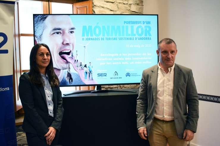 El cònsol major de Sant Julià de Lòria, Josep Majoral, i la directora de Cadena SER Andorra, Marisol Fuentes, amb el cartell de les jornades.