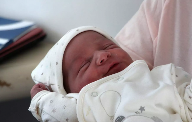 Un nadó recent nascut.