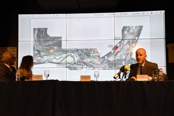 El gerent de FEDA Ecoterm, Jordi Travé, mostrant quina serà l'ampliació que es durà a terme de la xarxa de calor a la parròquia de Canillo.