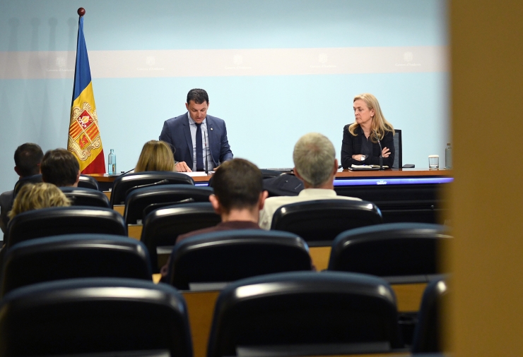 El ministre de Presidència, Economia i Empresa en funcions, Jordi Gallardo, i Maria Segarra, directora d’Intueri Consulting, durant la roda de premsa.