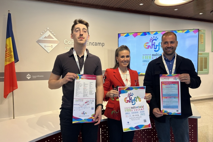 La cònsol major d'Encamp, Laura Mas, i el conseller de Turisme i Reactivació Econòmica, Nino Marot, mostrant el cartell de la segona edició de l'Enfira't, la fira multisectorial d'Encamp.