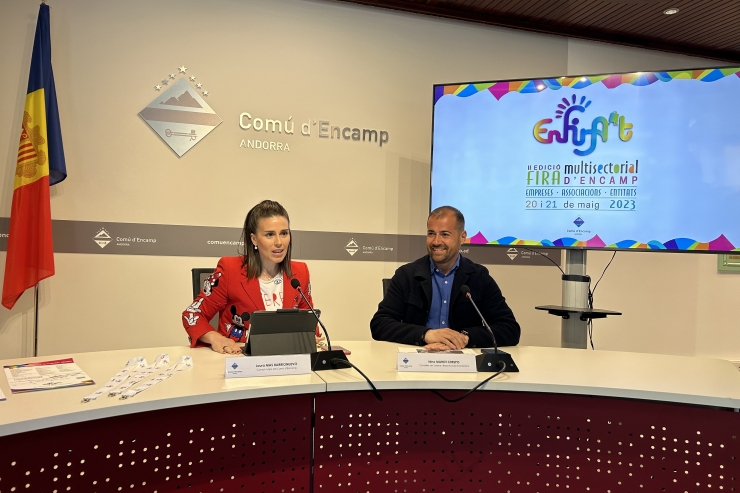La cònsol major d'Encamp, Laura Mas, i el conseller de Turisme i Reactivació Econòmica, Nino Marot, durant la roda de premsa per presentar la segona edició de l'Enfira't, la fira multisectorial de la parròquia.