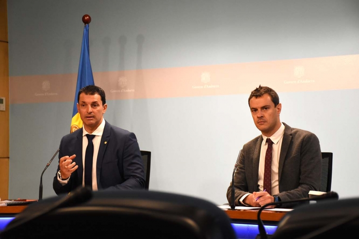 El ministre de Presidència, Economia i Empresa en funcions, Jordi  Gallardo, i el secretari d'Estat de Diversificació Econòmica i Innovació  en  funcions, Marc Galabert, durant la roda de premsa de presentació dels  tres reglaments.