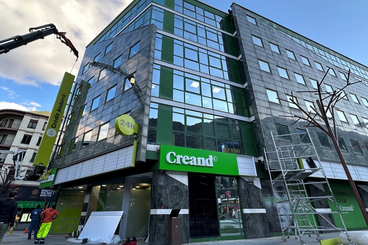 L'oficina central del banc amb la nova retolació.