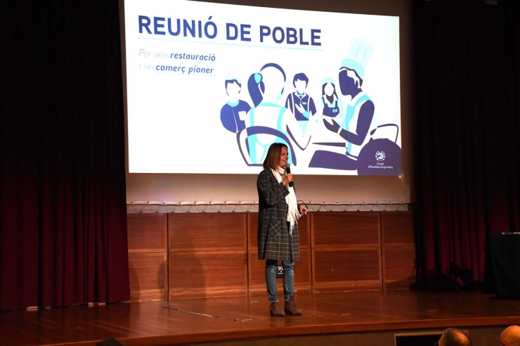 La cònsol major d'Escaldes-Engordany, Rosa Gili, durant la reunió de poble d'aquest dijous al matí.