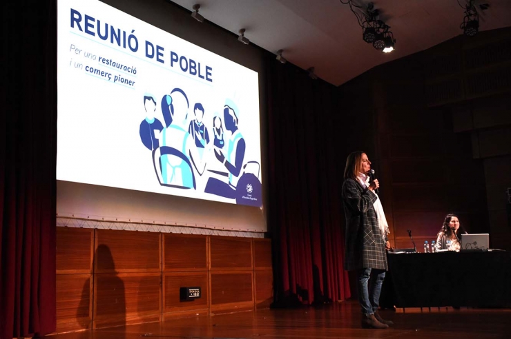 La cònsol major d'Escaldes-Engordany, Rosa Gili, durant la reunió de poble.