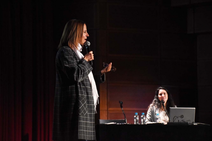 La cònsol major d'Escaldes-Engordany, Rosa Gili, i la nova coordinadora del comerç, durant la reunió de poble.