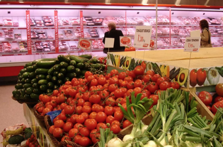 Productes alimentaris en un establiment comercial.