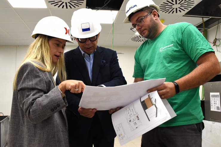 L’empresari Patrick Pérez, acompanyat de la seva filla Alexandra, en una visita d’obra a l’establiment McDonald’s de l’avinguda Meritxell d’Andorra la Vella.