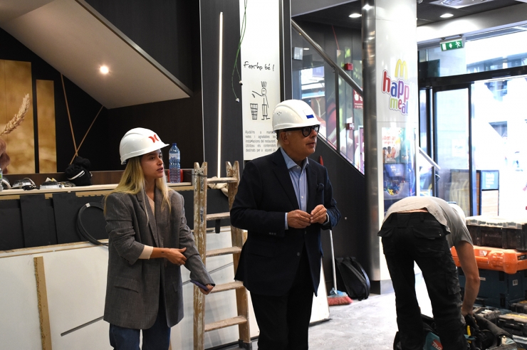 L’empresari Patrick Pérez, acompanyat de la seva filla Alexandra, en una visita d’obra a l’establiment McDonald’s de l’avinguda Meritxell d’Andorra la Vella.
