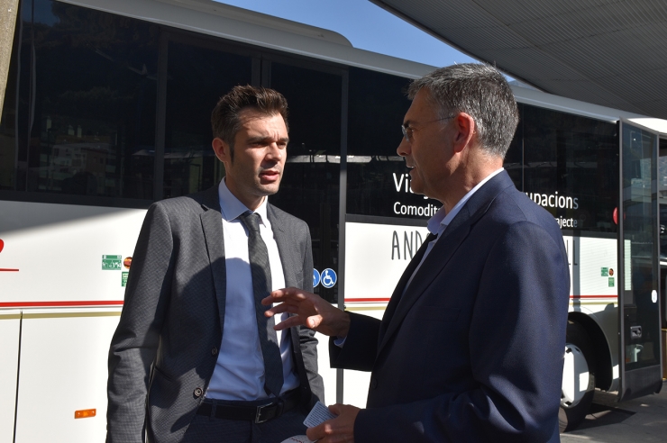 El conseller delegat d'Hife, Josep Maria Chavarria, i el secretari  d'Estat de Transició Energètica, Transports i Mobilitat, David Forné, conversen davant un dels busos de la línia.