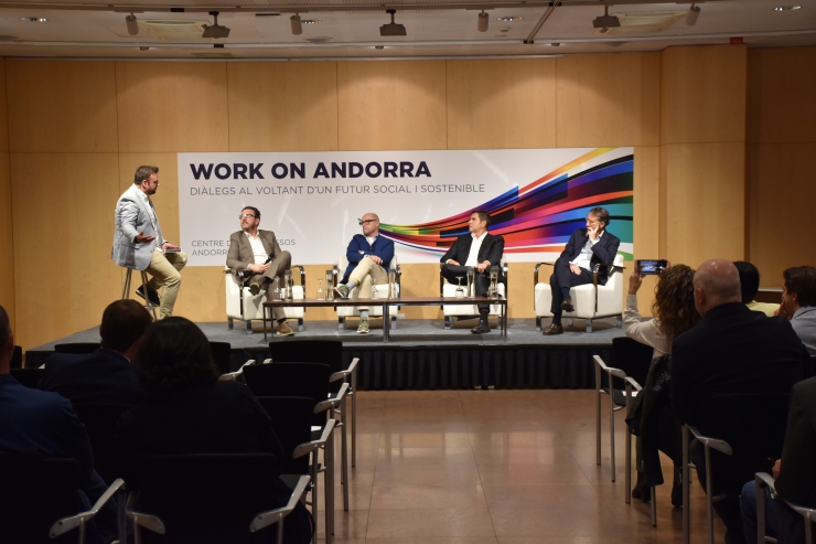 La taula del 'Work on Andorra' moderada pel director de l'ANA, Arnau Colominas (esquerra) i que va comptar amb la presència del director general d'Andorra Turisme, Betim Budzaku, el director general del Grup Pyrénees, Sergio Romero, l'empresari, fundador i expresident executiu d'Hotelbeds, Joan Vilà, i el president de l'FC Andorra, Ferran Vilaseca.