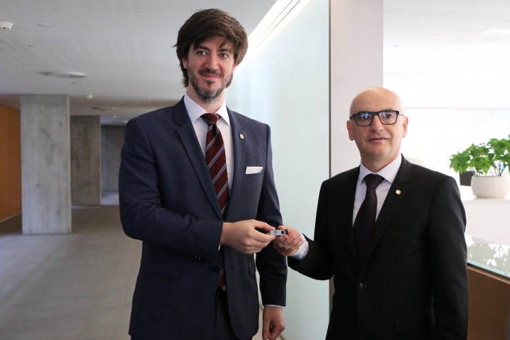 El ministre de Finances, Ramon Lladós, entrega el projecte de llei del pressupost 2024 al síndic general.