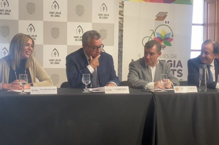 La cap del departament de comunicació de Forces Elèctriques d’Andorra (FEDA), Carolina Gómez; el director general de FEDA, Albert Moles; el cònsol major del comú de Sant Julià de Lòria, Josep Majoral; i el secretari tècnic de l’l’Empresa Familiar Andorrana (EFA) Joan Tomàs, presentant la tercera edició de la jornada de l’energia i les ciutats sostenibles, enguany sota el títol ‘Energia renovable i aigua’.