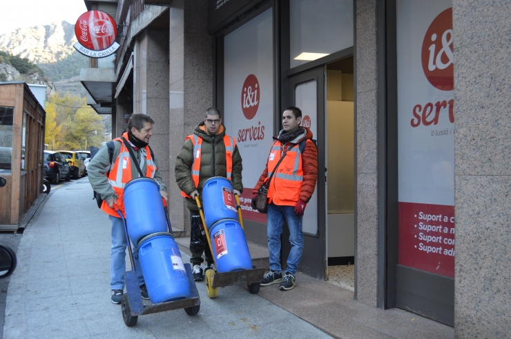 Els treballadors de recollida de piles a punt de sortir a fer la feina.
