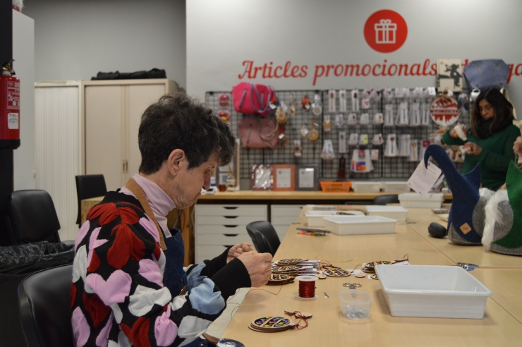 Una treballadora elaborant un dels productes Ilú.