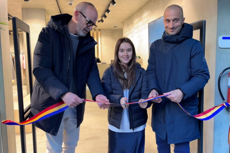 Alexandra Pérez, en representació de Grup Pyrénées, talla la cinta inaugural de l'establiment.