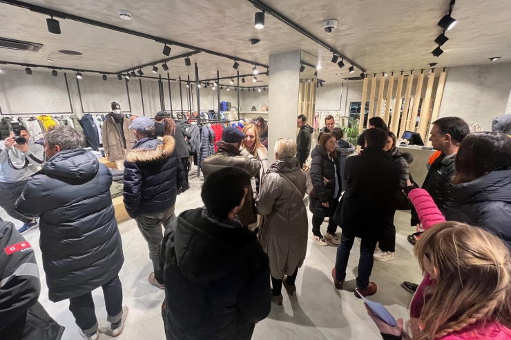 Centenars de persones van visitar la nova botiga d'Ecoalf coincidint amb la jornada inaugural.