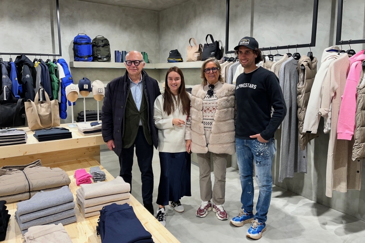 El pilot de Moto GP, Àlex Rins (a la dreta de la imatge), un dels convidats a la inauguració de la nova botiga d'Ecoalf a Andorra.