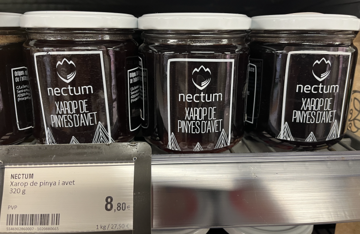 Nectum, xarop de pinyes d'avet, és un dels condiments de la cuina autòctona