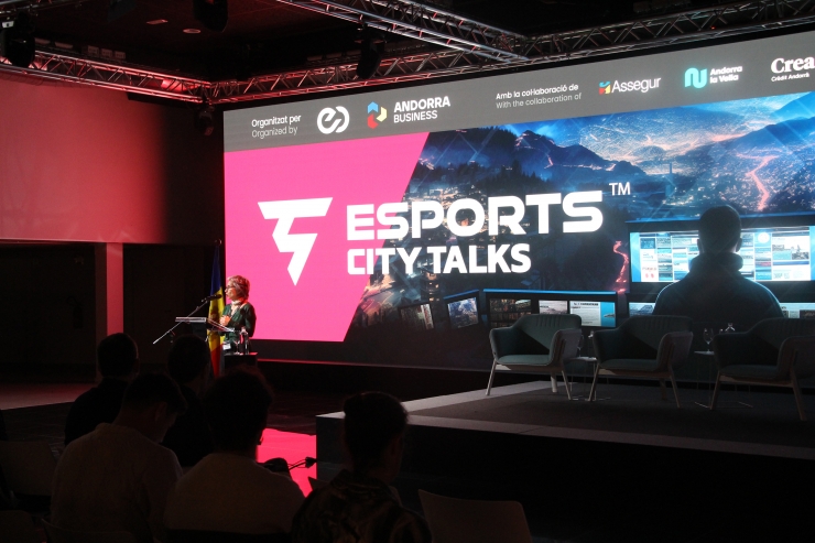 La directora d’Andorra Business, Judit Hidalgo, en un moment de la conferència.