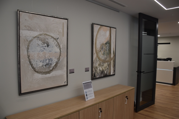 Algunes de les obres de 'Casamanya: Cel i Terra, de Naiara Galdós, a Abast.
 