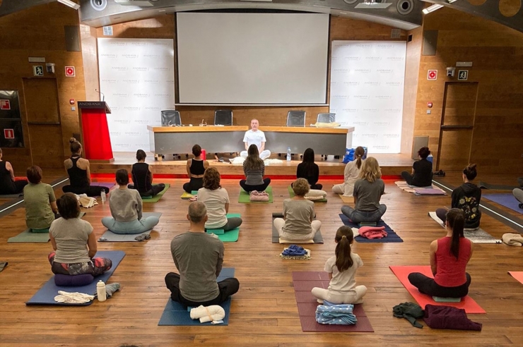 Un  moment de la classe de ioga.