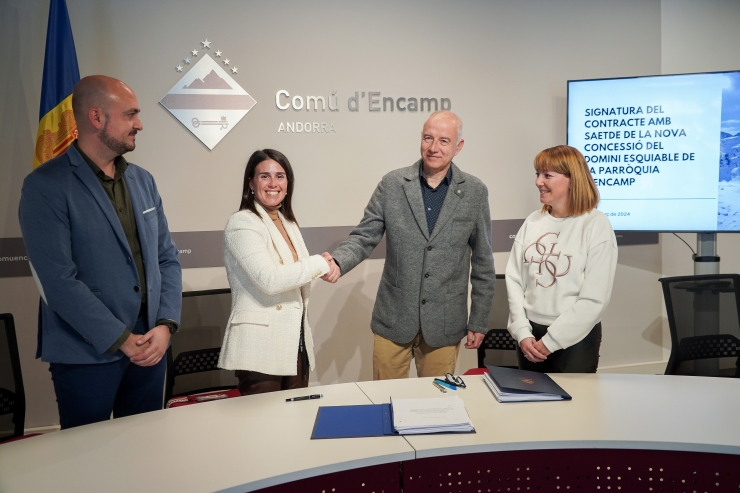 La signatura del contracte entre els representants del comú d'Encamp i Saetde.