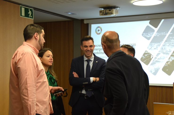 El secretari d'Estat de Transició Energètica, Transports i  Mobilitat, David Forné, conversa amb consellers de la comissió legislativa d'Economia moments abans de la seva compareixença.