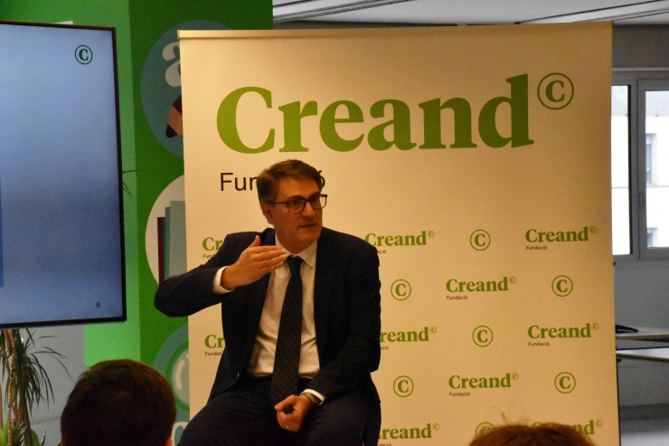 El director de Gestió d'Actius de Creand Crèdit Andorrà, Ignacio Fonseca, educant en finances.