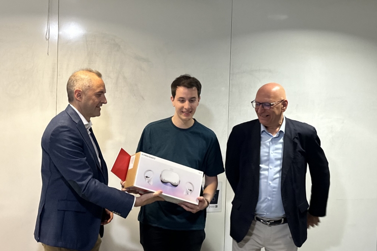 El guanyador de la formació 'Disseny de videojocs a través d'un document de proposta', Nil Farré, rebent els premis.