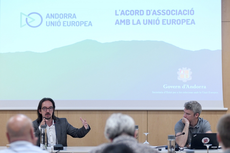 Un moment de la lectura comentada de l'acord d'associació ofert als mitjans de comunicació.