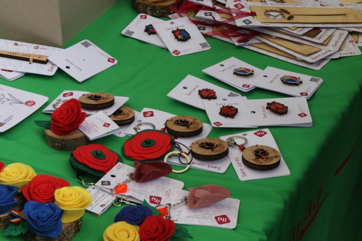 Productes d'i&i Serveis a la parada de Sant Jordi a la plaça del Poble d'Andorra la Vella.