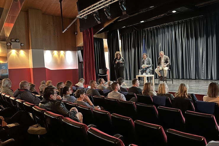 El cap de Govern, Xavier Espot, i el secretari d'Estat per a les Relacions amb la Unió Europea, Landry Riba, en la reunió de poble a Encamp.
 