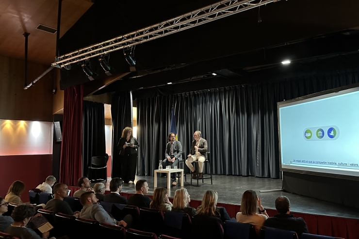El cap de Govern, Xavier Espot, i el secretari d'Estat per a les Relacions amb la Unió Europea, Landry Riba, en la reunió de poble a Encamp.