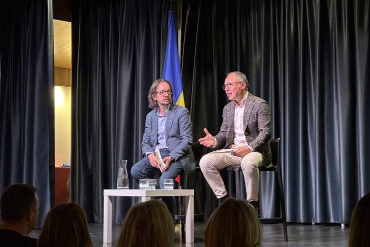 El cap de Govern, Xavier Espot, i el secretari d'Estat per a les Relacions amb la Unió Europea, Landry Riba, en la reunió de poble a Encamp.