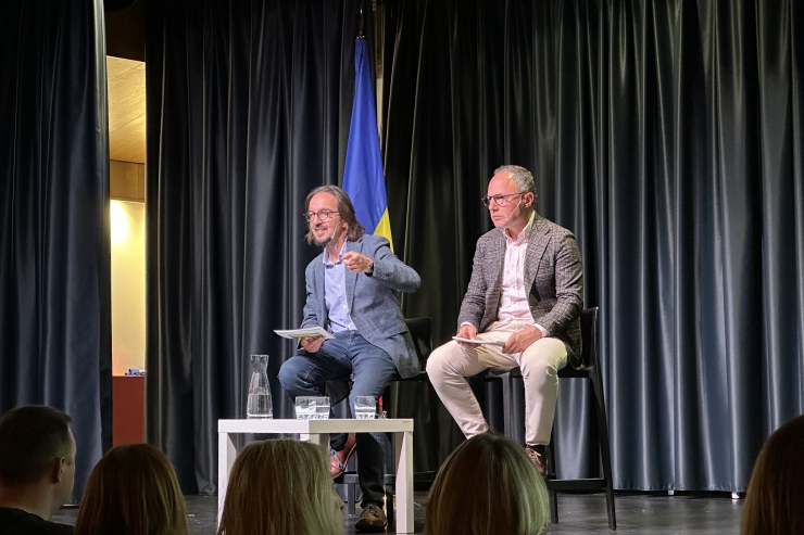 El cap de Govern, Xavier Espot, i el secretari d'Estat per a les Relacions amb la Unió Europea, Landry Riba, en la reunió de poble a Encamp.