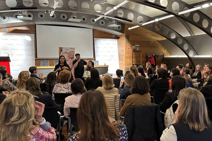 Un moment de la classe magistral' de gimnàstica facial a Andbank.