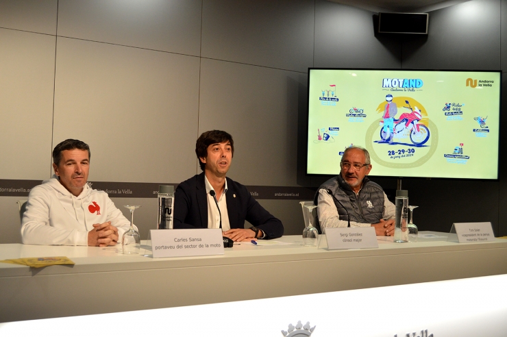 El  portaveu del sector de la moto Carles Sansa; el cònsol major d'Andorra la Vella, Sergi González   i el vicepresident de la  penya motorista L'Esquirol, durant la roda de premsa de presentació del Motand.
 