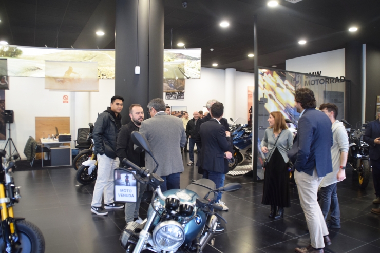 Un grup dels assistents en l'esdeveniment d'Automòbils Pyrénées d'aquest dijous.