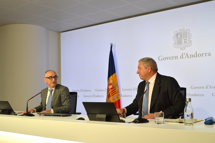 El ministre de Finances, Ramon Lladós, i el  director del Consell Regulador Andorrà del Joc (CRAJ) Xavier Bardina durant la roda de premsa per presentar els canvis en la llei del joc i el balanç del CRAJ.