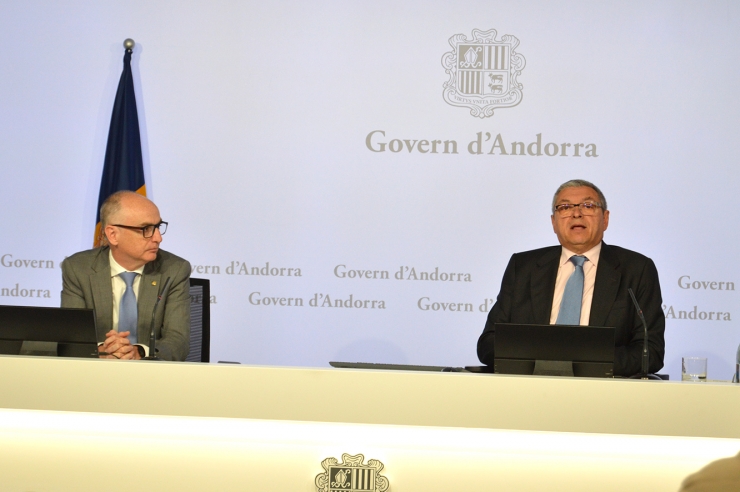 El ministre de Finances, Ramon Lladós, i el  director del Consell  Regulador Andorrà del Joc (CRAJ) Xavier Bardina durant la roda de premsa  per presentar els canvis en la llei del joc i el balanç del CRAJ.
 
