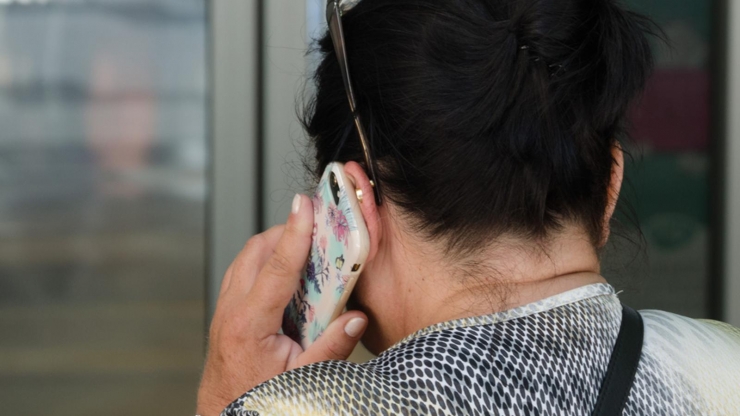 Una persona parlant per telèfon.