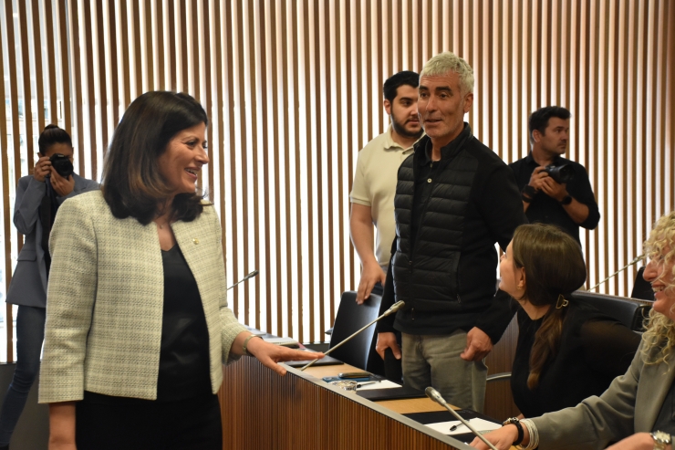 La ministra d'Afers Exteriors, Imma Tor, conversa amb els consellers de la comissió legislativa de Política Exterior.