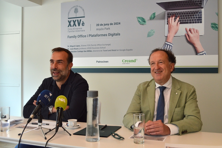 El president i el secretari tècnic de l'Empresa Familiar Andorrana  (EFA), Daniel Armengol i Joan Tomàs, en la presentació del 25è Cicle  d'Empresa Familiar Andorrana, aquest dilluns al matí.