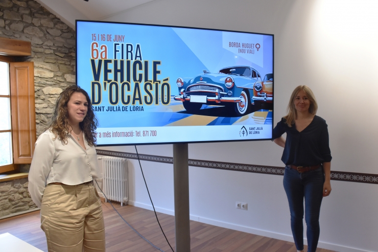 La consellera de Turisme de Sant Julià de Lòria, Judith López, i la cap de redacció econòmica, Anna Majoral en la presentació d'aquest dilluns.
 