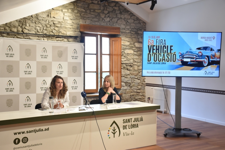 La consellera de Turisme de Sant Julià de Lòria, Judith López, i la cap de redacció econòmica, Anna Majoral en la presentació d'aquest dilluns.